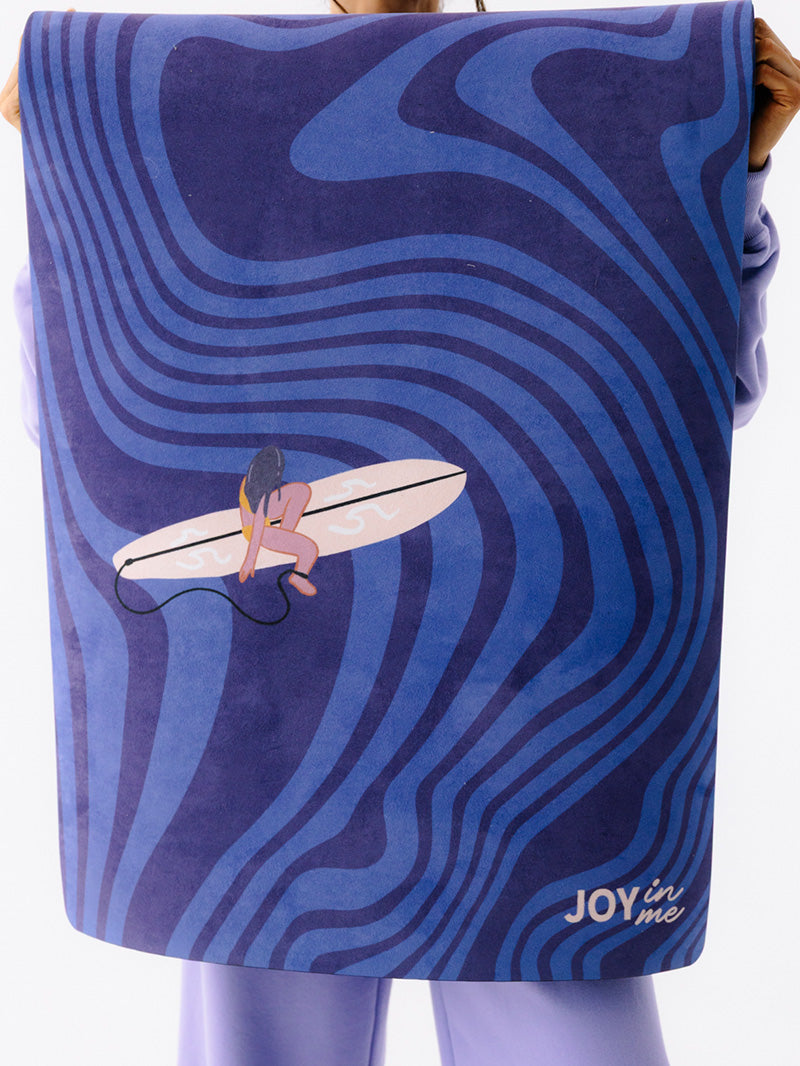 Niebieska składana mata do jogi 1mm z grafiką surferki - widok na wzór