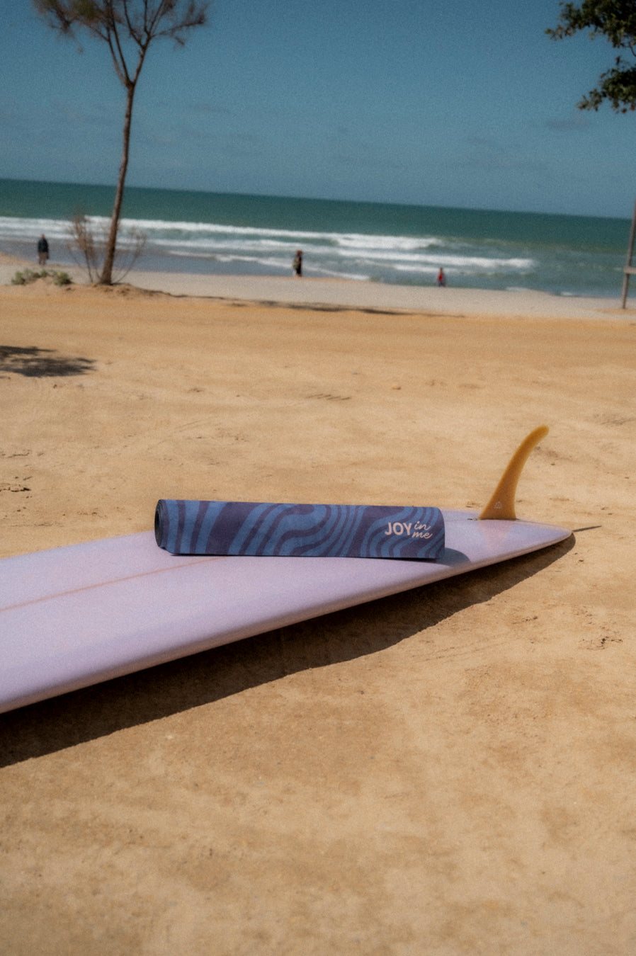 Niebieska składana mata do jogi 1mm z grafiką surferki - zrolowana mata na desce surfingowej