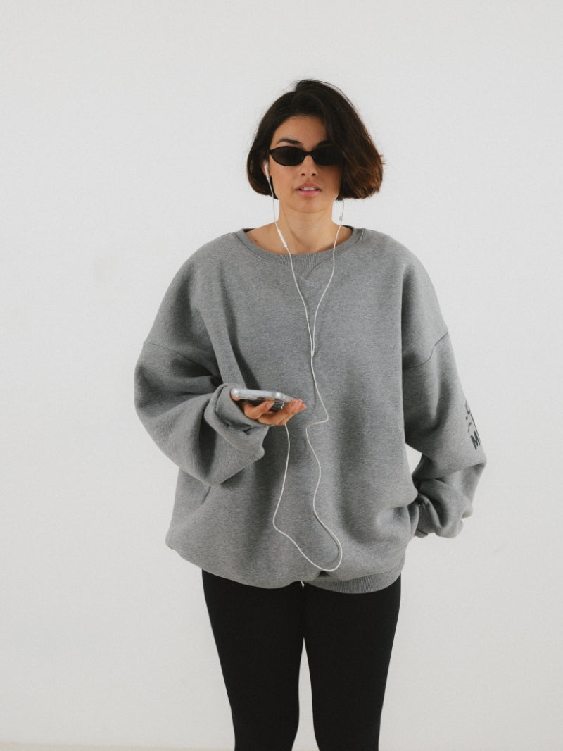 Szara damska bluza oversize z obniżoną linią ramion, wykonana z bawełny w projekcie Soft Rebel - widok na długość i ściągacz