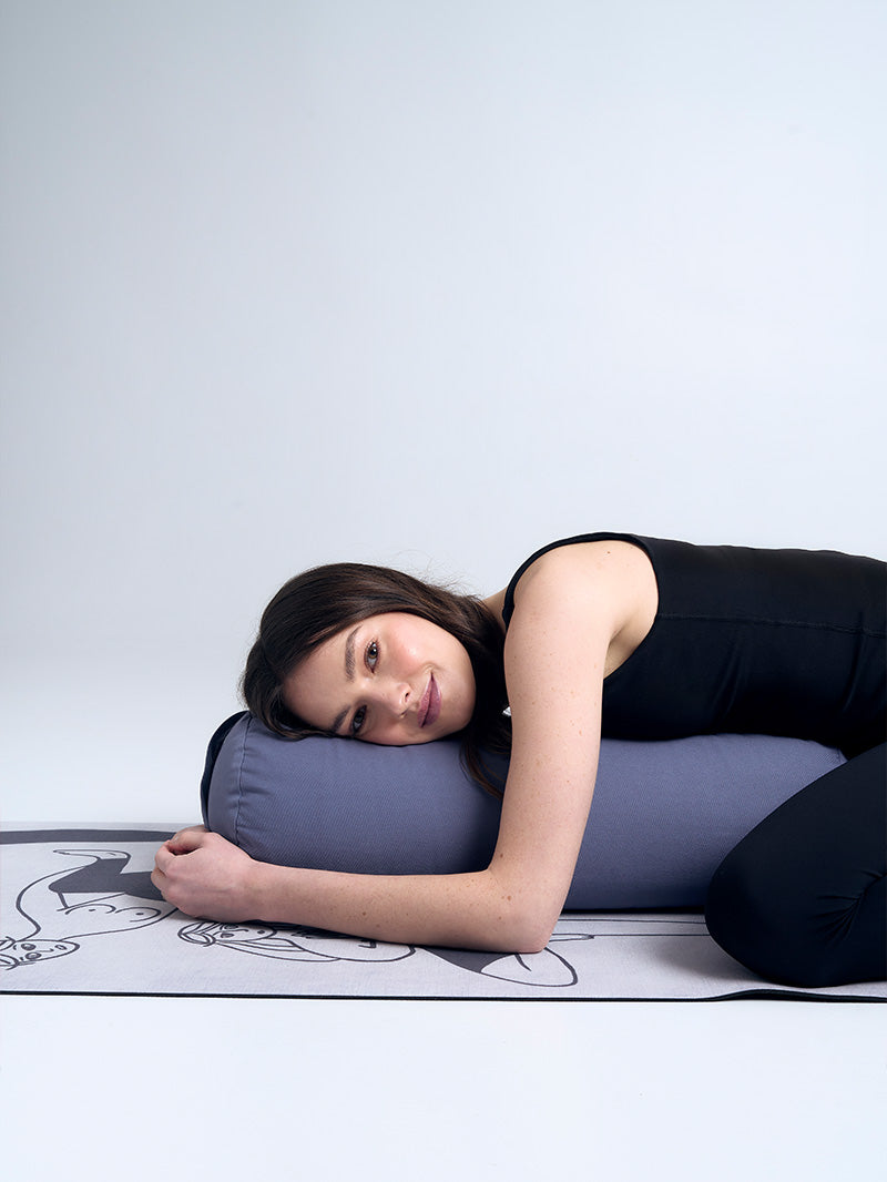 szary bolster wałek do jogi z gryką Into The Moment