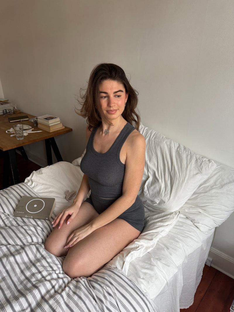 Szary damski tank top z prążkowanego materiału - do spania i na co dzień, set z szortami w tym samym odcieniu