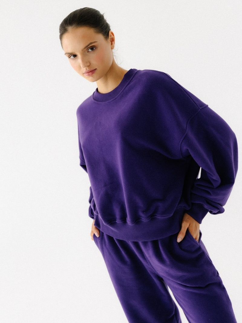 Szeroka damska bluza oversize w ciemnym fioletowym odcieniu z serii Spark - widok na klasyczny krój