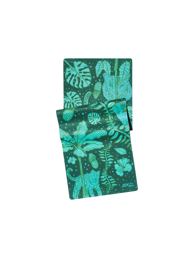 Zielona, antypoślizgowa mata do ćwiczeń jogi z kauczuku 3 mm z tropikalnym wzorem - widok na zielony print w rośliny