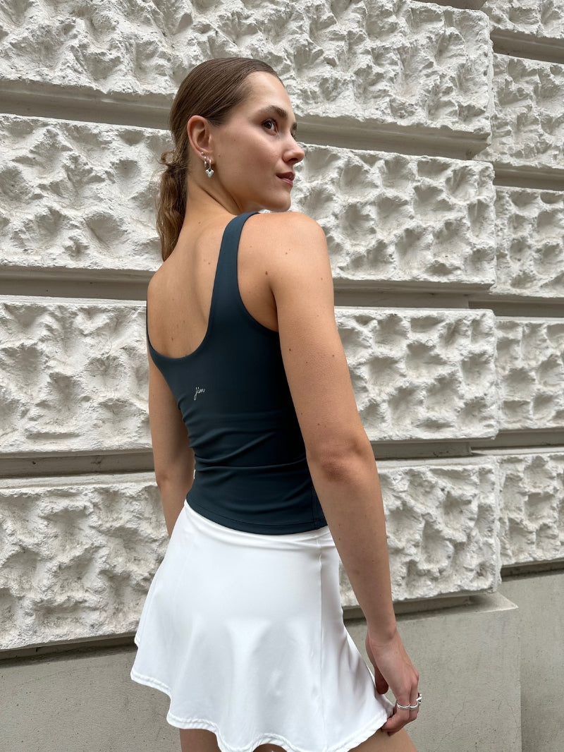 Ciemnozielona koszulka do jogi na szerokich ramiączkach o dopasowanym kroju, set z białą spódniczką