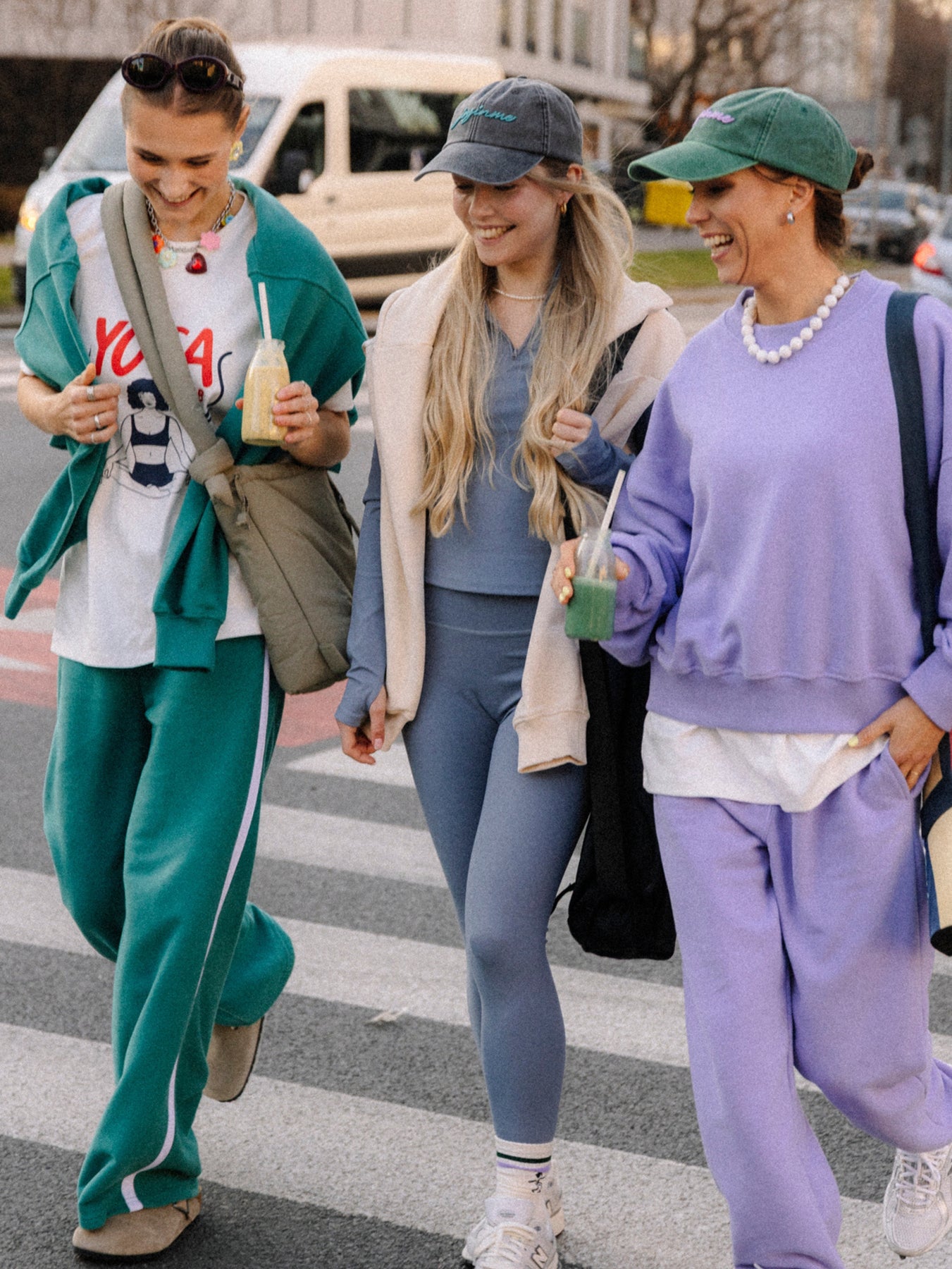 Zielone bawełniane spodnie z lampasem - zestaw na wyjściu z luźną bluzą i T-shirtem