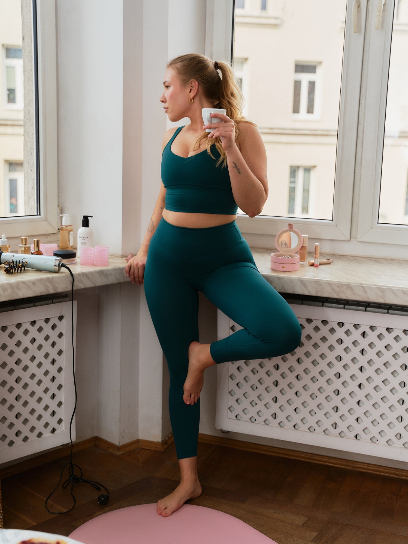 Zielony damski crop top do ćwiczeń Grace - zestaw z legginsami