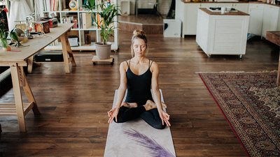 Medytuj w pozycji jogi kwiatu lotosu — dlaczego warto?