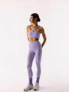 Asymetryczny fioletowy stanik do jogi Vibe Out - set z fioletowymi legginsami sportowymi