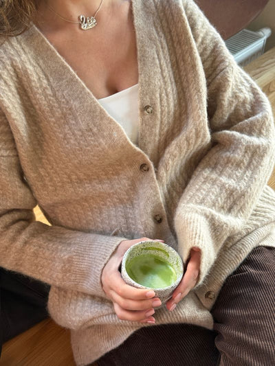 Beżowy ciepły sweter z weły alpaki i jagnięcej - drugi krój i praktyczne, głębokie kieszenie