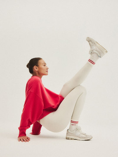Białe skarpetki do jogi z czerwonymi paskami JOYINME - stylizacja z białymi legginsami i czerwoną bluzą