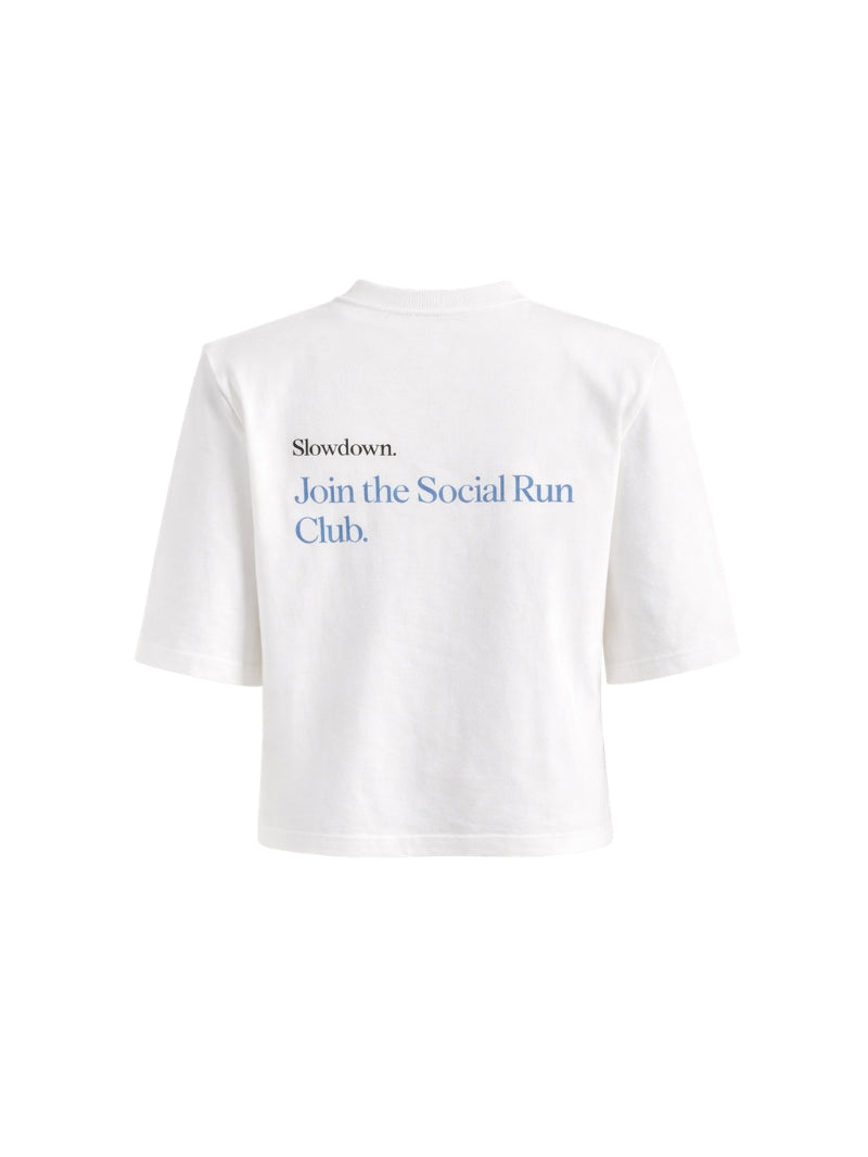 Damski biały T-shirt oversize z poszerzoną linią ramion z nadrukiem Join The Social Run Club