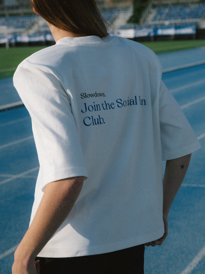 Damski biały T-shirt oversize z poszerzoną linią ramion z nadrukiem Join The Social Run Club