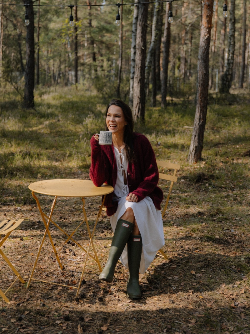 Jesienny outfit z kolekcji Cozy Escape - bordowy kardigan z wełny alpaki i lniana długa biała sukienka w JOYINME