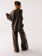 Brązowe bawełniane spodnie z lampasem - outfit z brązową bluzą oversize