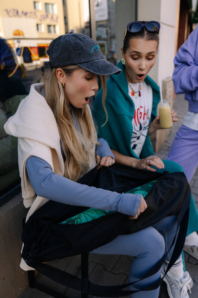 czarna torba na matę do jogi On The Go