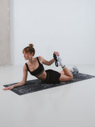 Damski treningowy crop top w czerni z kwadratowym dekoltem - sportowy set JOYINME na czarnej macie do ćwiczeń