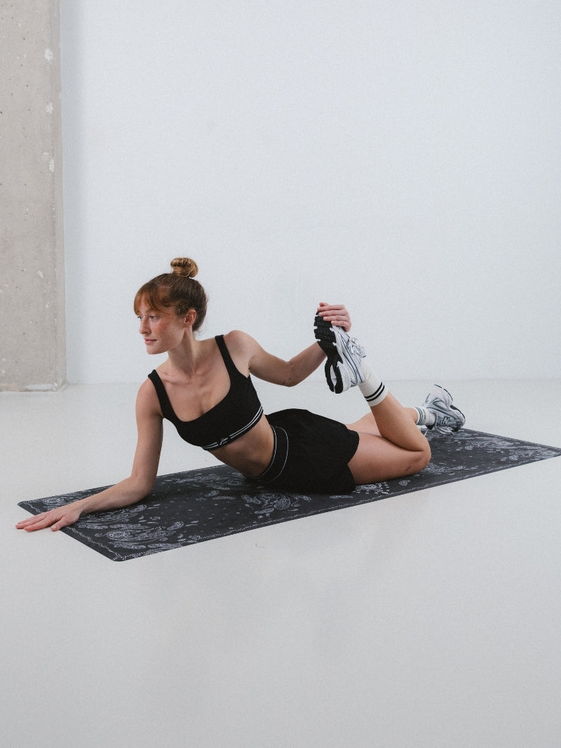 Damski treningowy crop top w czerni z kwadratowym dekoltem - sportowy set JOYINME na czarnej macie do ćwiczeń