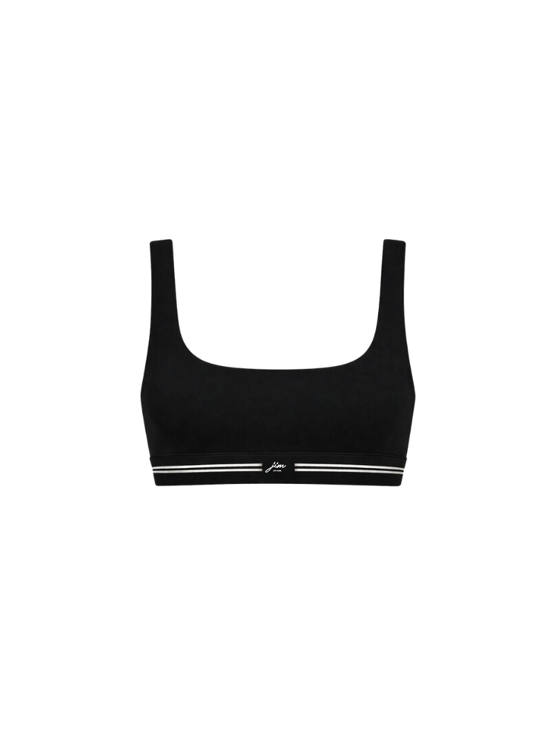 Damski treningowy crop top w klasycznej czerni - kwadratowy dekolt, szerokie ramiączka, stabilne podtrzymanie bez ucisku i wyjmowane wkładki