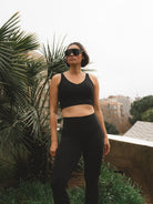 Czarny damski crop top do ćwiczeń Grace - set z czarnymi legginsami z wysokim stanem
