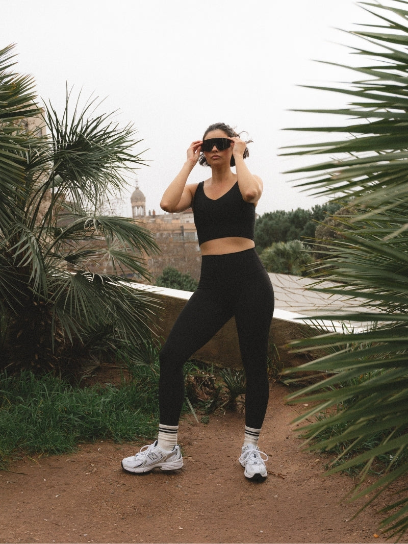 Damski crop top do jogi w kolorze czarnym z serii Grace z elastycznym materiałem wyszczuplającym sylwetkę