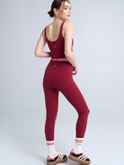 Damski bordowy crop top do ćwiczeń i jogi Grace - widok z tyłu