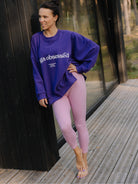 Luźna bawełniana bluza oversize KIND w fioletowym kolorze z nadrukiem yoga obsessed - set z różowymi legginsami sportowymi