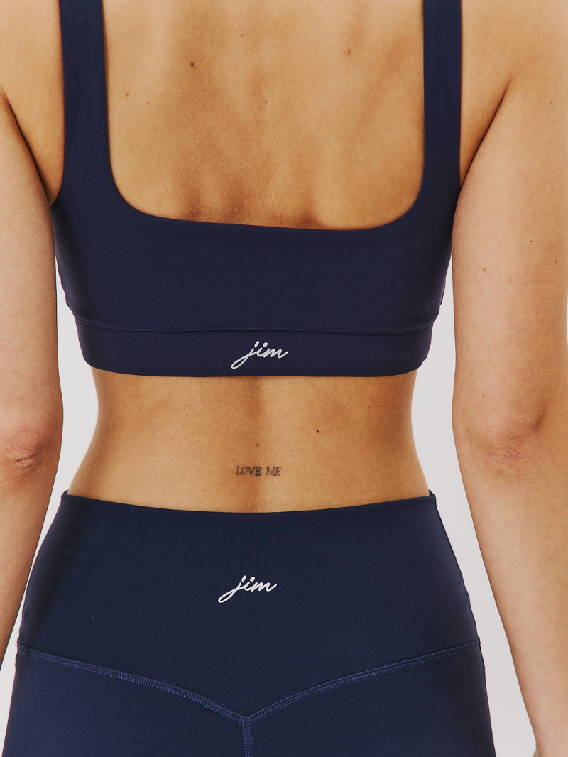 Granatowy damski crop top sportowy z kwadratowym dekoltem - widok na plecy z logo JOYINME