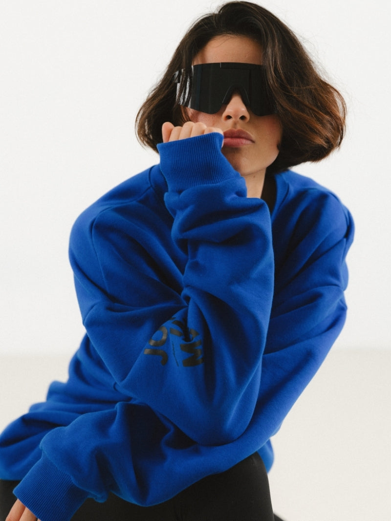 Kobaltowa damska bluza oversize z obniżoną linią ramion, wykonana z bawełny