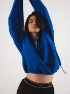 Kobaltowa oversize bluza damska typu half-zip wykonana z miękkiej bawełny - zestaw z luźnymi szortami w czerni