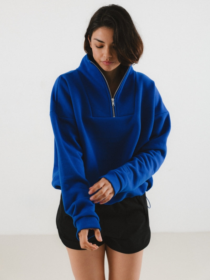 Kobaltowa oversize bluza damska typu half-zip wykonana z miękkiej bawełny