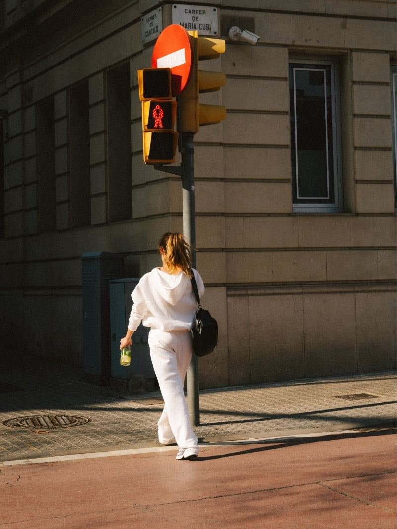 Kremowa oversize bluza damska typu kangurka z kapturem wykonana z miękkiej bawełny - set z luźnymi spodniami na mieście