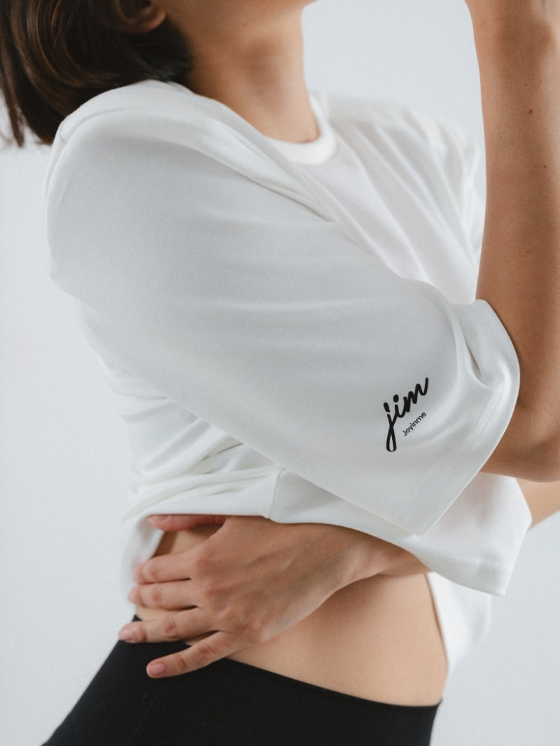 Kremowy T-shirt oversize z poszerzoną linią ramion