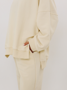 Masełkowa, bawełniana bluza oversize Kind z autorskim nadrukiem more yoga less stress