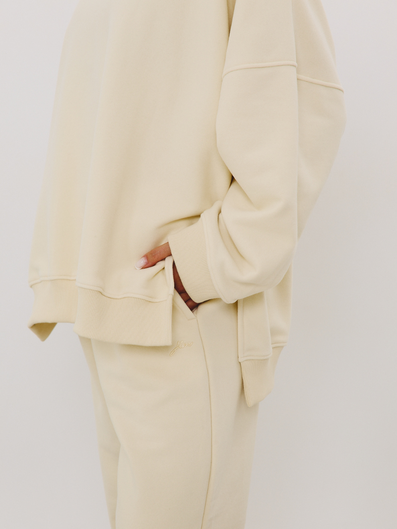 Masełkowa, bawełniana bluza oversize Kind z autorskim nadrukiem more yoga less stress