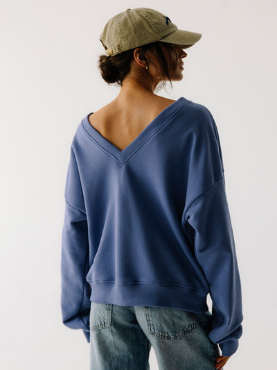 Niebieska oversize bluza z dekoltem na plecach V-Essence - widok na dekolt V na plecach