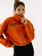 Rozpinana bluza ze stójką w pomarańczowym 
grafitowym haftem Affirmation z wysokiej jakości bawełny