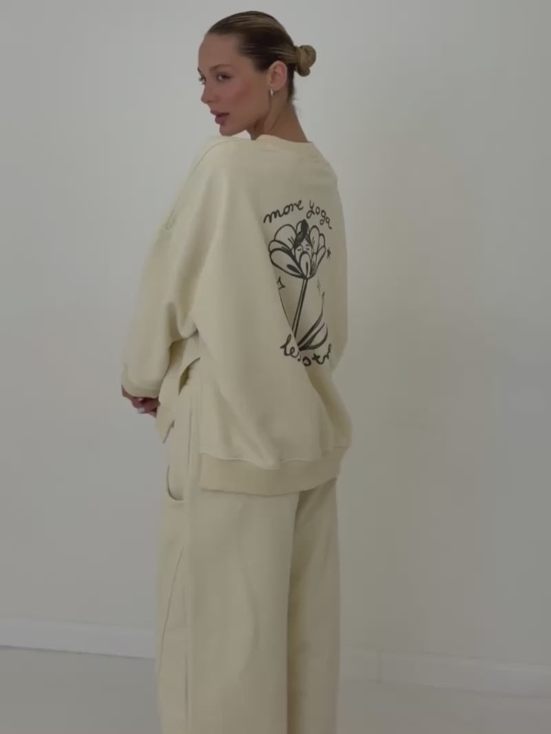 Masełkowa damska bluza oversize z nadrukiem
