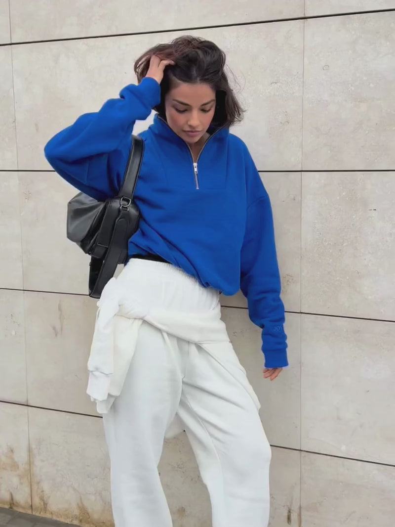 Kobaltowa oversize bluza damska typu half-zip wykonana z miękkiej bawełny