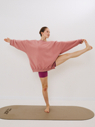 Różowa bluza oversize z nadrukiem more yoga less stress - set z różowymi szortami na macie do ćwiczeń PRO