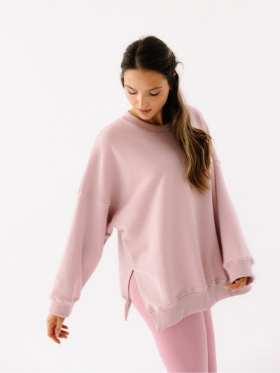 Luźna bawełniana bluza oversize w różowym kolorze z serii KIND — mocno wydłużony krój i obniżona linia ramion, uszyta z miękkiej tkaniny