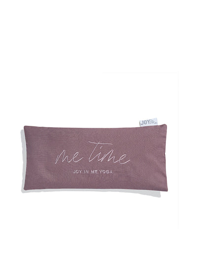 różowa poduszka relaksacyjna na oczy Me Time - widok na haft