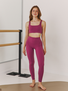 Różowe damskie legginsy z wysokim stanem - set z crop topem