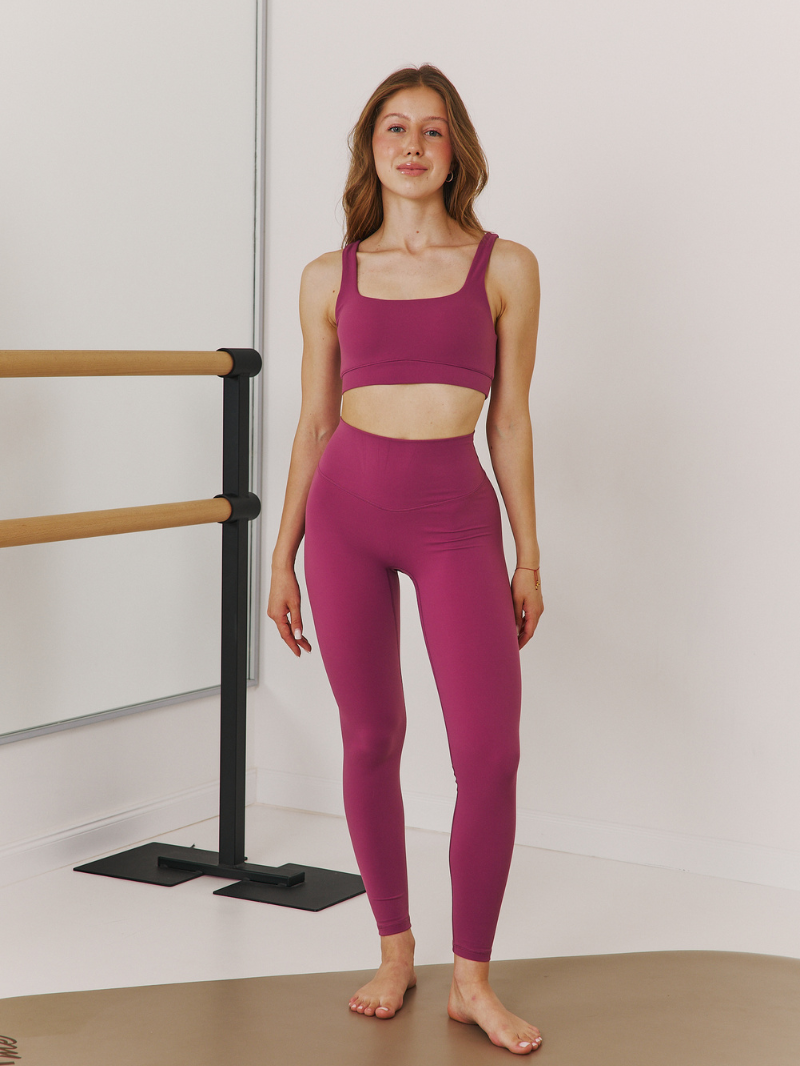 Różowe damskie legginsy z wysokim stanem - set z crop topem