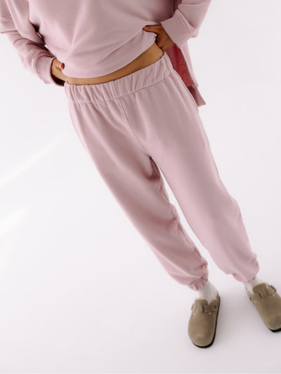 Różowe, luźne bawełniane spodnie dresowe damskie KIND - widok na ściągacz w pasie