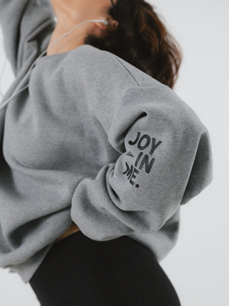 Szara damska bluza oversize z obniżoną linią ramion, wykonana z bawełny w projekcie Soft Rebel - widok na logo