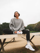 Szara damska bluza oversize z obniżoną linią ramion, wykonana z bawełny w projekcie Soft Rebel - set z czarnymi legginsami