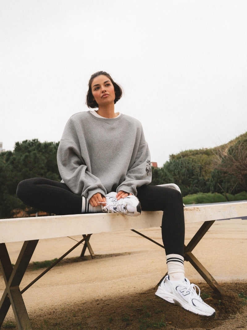 Szara damska bluza oversize z obniżoną linią ramion, wykonana z bawełny w projekcie Soft Rebel - set z czarnymi legginsami