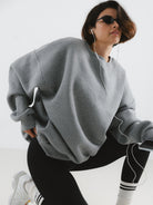 Szara damska bluza oversize z obniżoną linią ramion, wykonana z bawełny w projekcie Soft Rebel - zestaw z czarnymi legginsami i białymi wysokimi skarpetkami