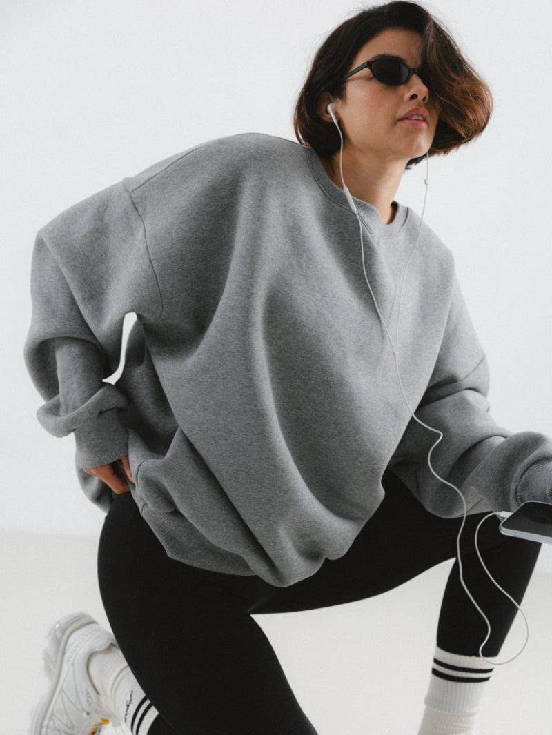 Szara damska bluza oversize z obniżoną linią ramion, wykonana z bawełny w projekcie Soft Rebel - zestaw z czarnymi legginsami i białymi wysokimi skarpetkami
