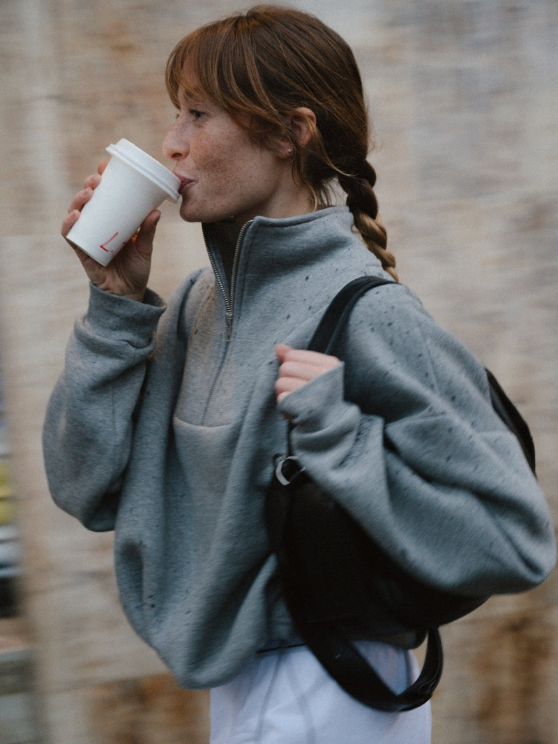 Szara oversize bluza damska typu half-zip wykonana z miękkiej bawełny - widok z boku
